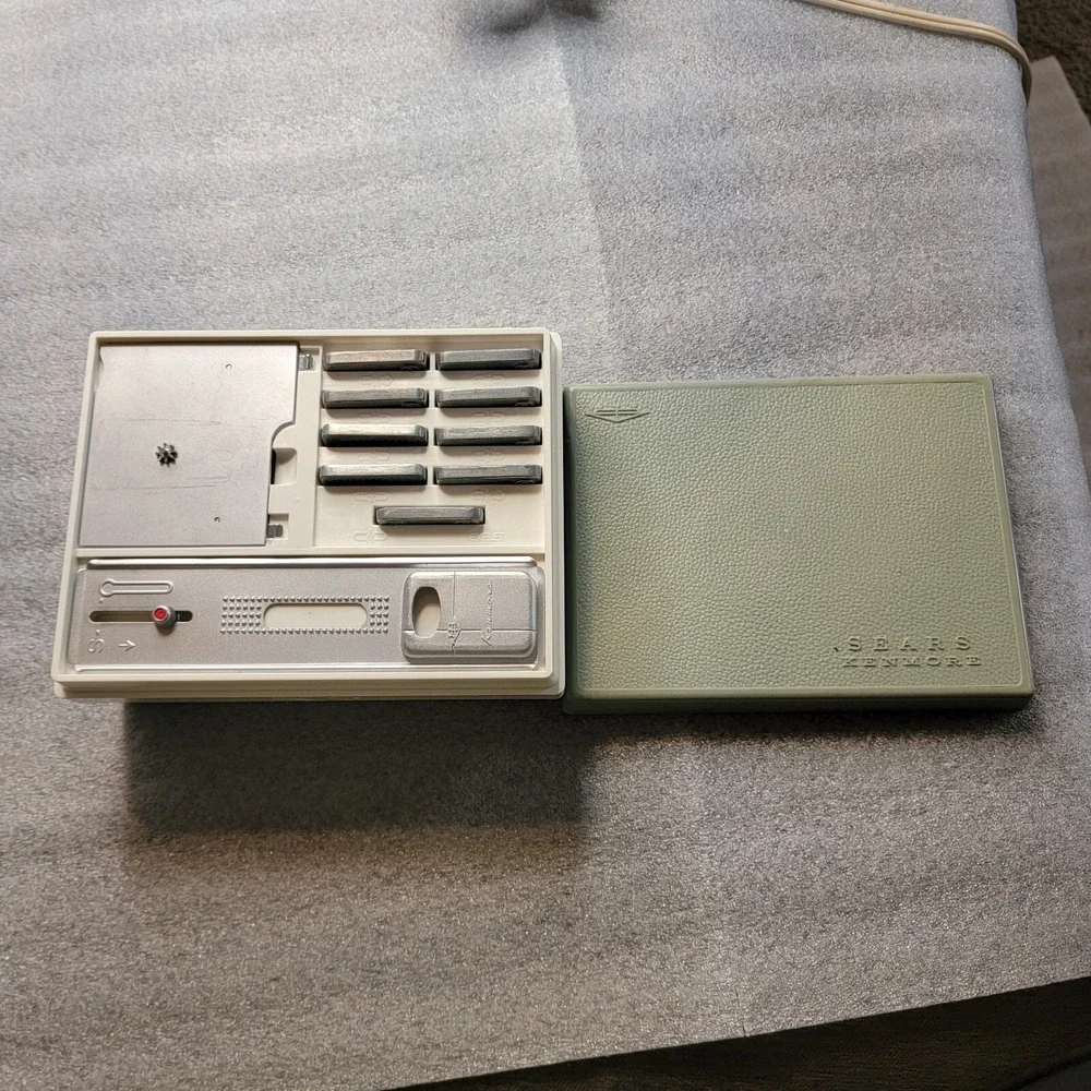 Sears Kenmore Metal Eyelet Template & Zig Zag Sewing Accessories 17 Book Disk‎